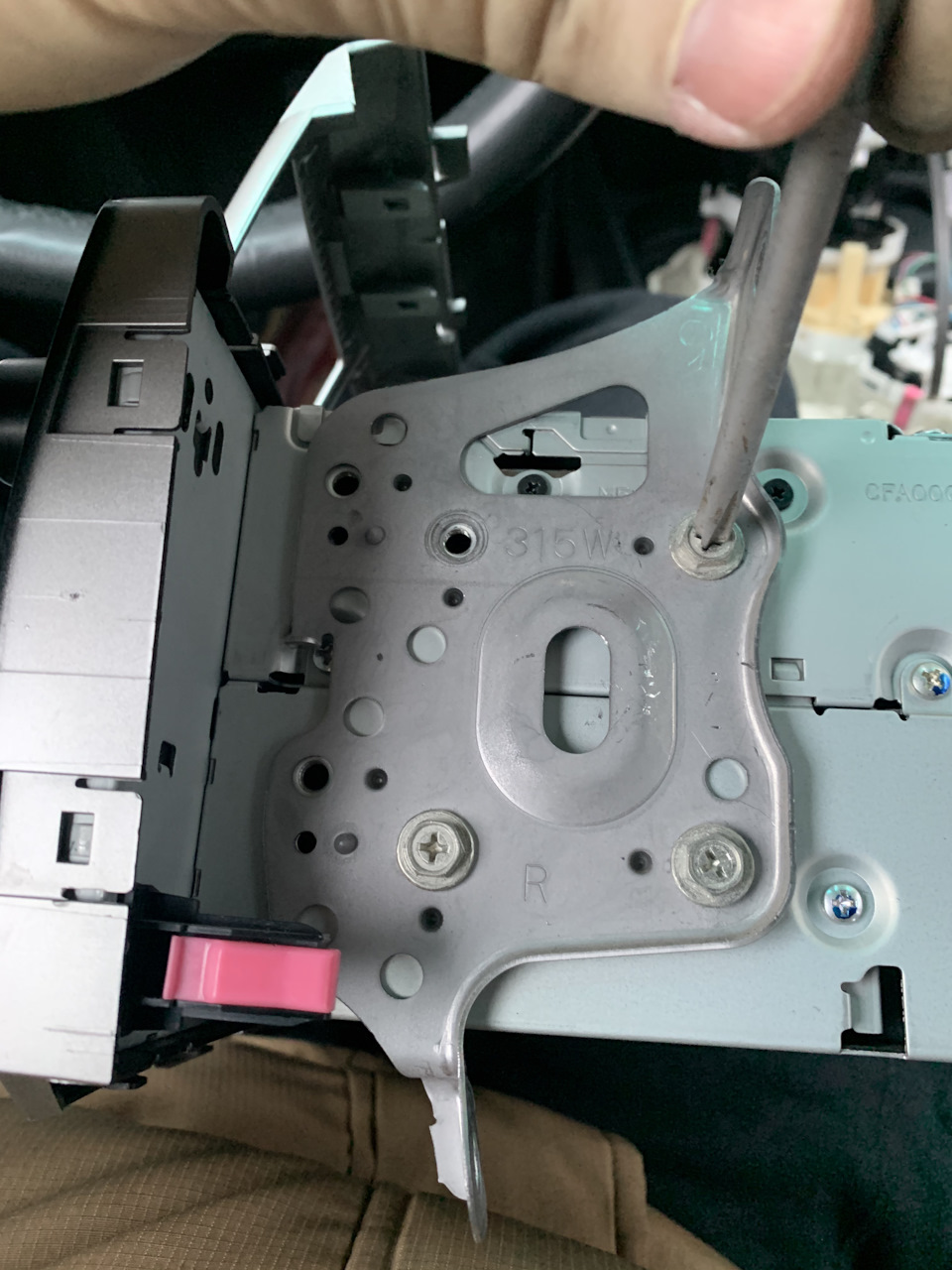 От родной магнитолы открычиваем родную рамку держатель-она нам понадобится для крепления новой головы. — Toyota Yaris (p2)