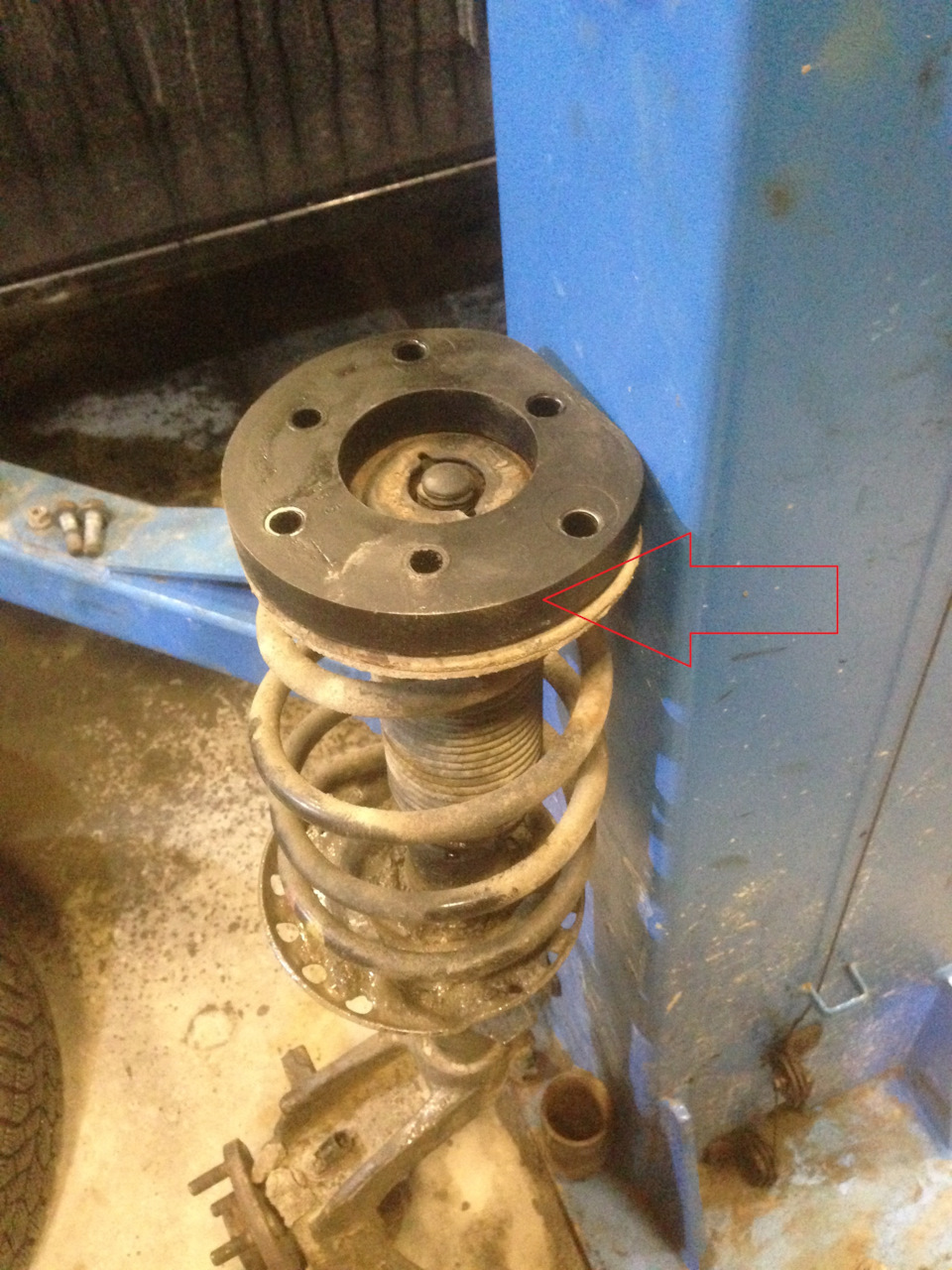 Krok 11 — Przód: załóż podkładkę 20 mm na górne mocowanie kolumny; sprawdź orientację i przyleganie. — Ford Mondeo Mk4 FL