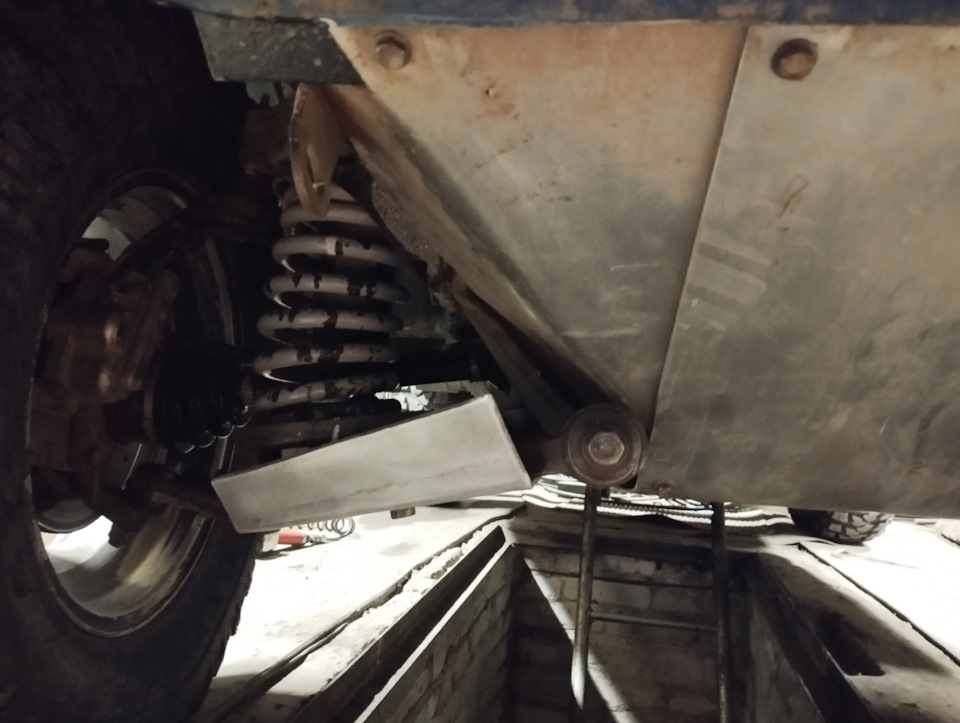 Защиты на рычаги — Lada 4x4 3D, 1,7 л, 2002 года | тюнинг | DRIVE2