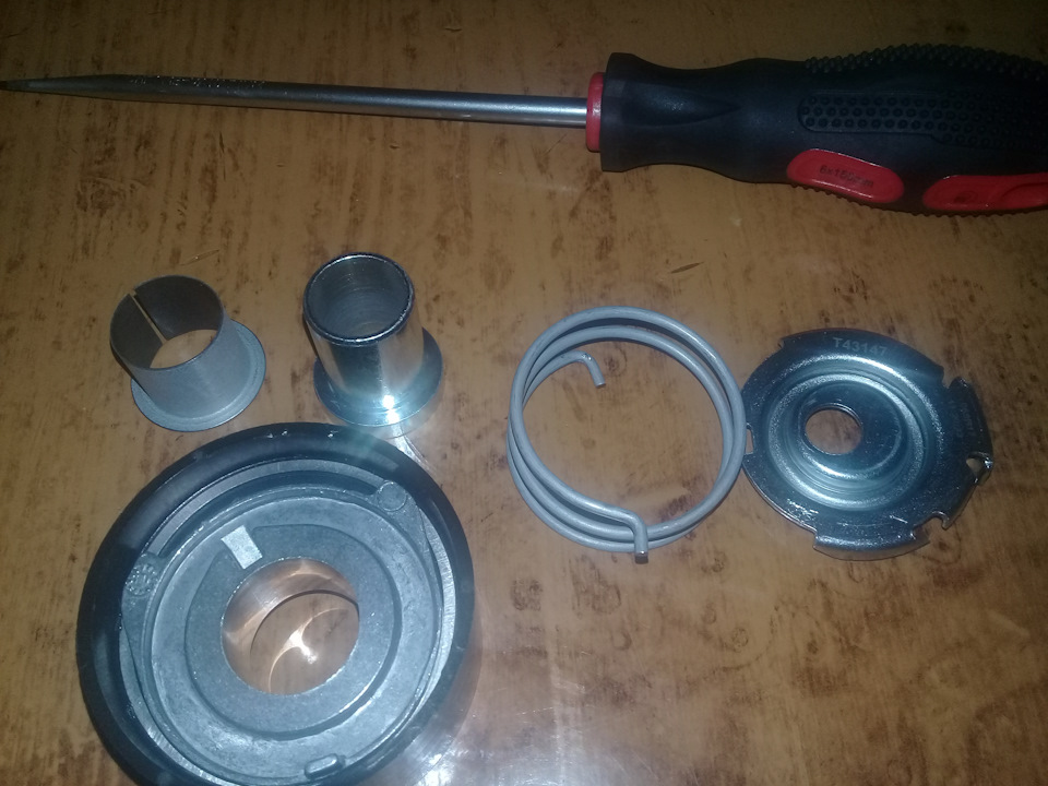 И наблюдаем содержимое ролика. Остается лишь снять центральную втулку. Пресс в помощь — Lada Granta