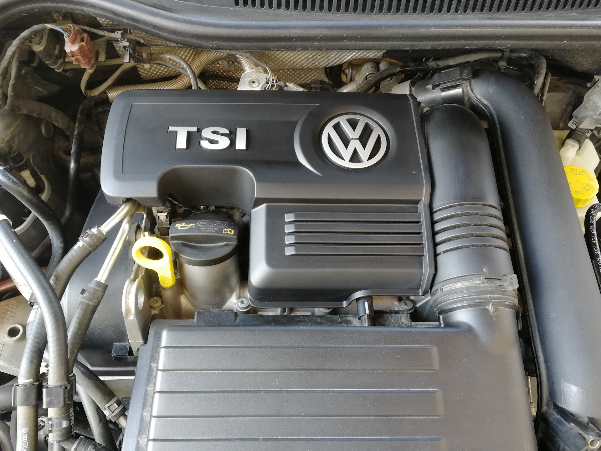 Volkswagen Polo 1.4 крышка мотора. Крышка двигателя Volkswagen 2.0TSI. Крышка на двигатель Фольксваген поло седан 1.6.