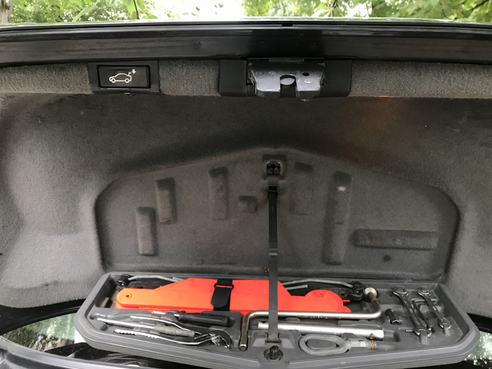 Как открыть багажник bmw 116