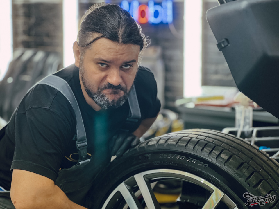 Окрас дисков и фирменный шиномонтаж на стендах Hunter для Porsche ...