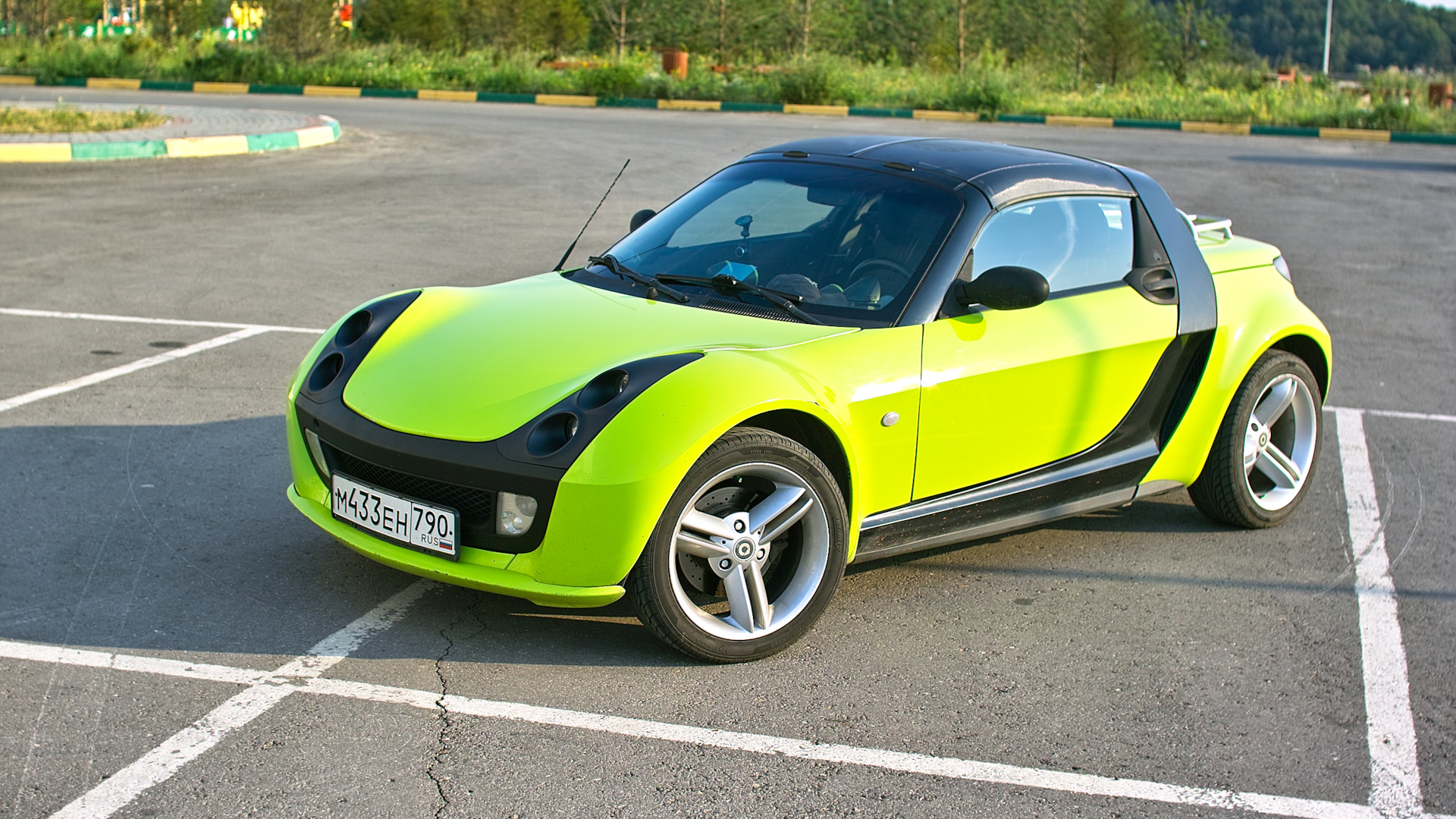 Smart Roadster рядом с человеком