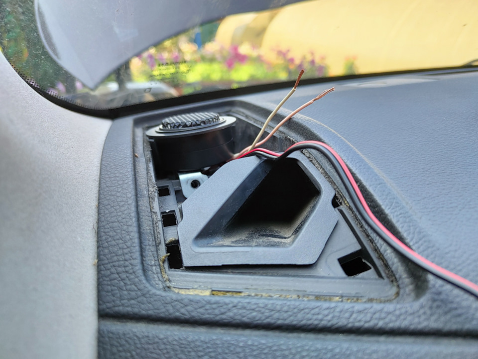 19. Уместился еле-еле в своём корпусе, но можно и без него, но придётся приклеить на термо клей — Nissan X-Trail II (t31)