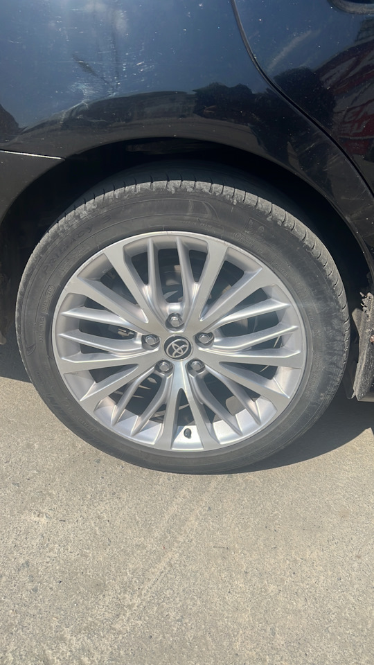 Шины летние Michelin 235/45 R18, литые диски Toyota 18 на Toyota Camry ...