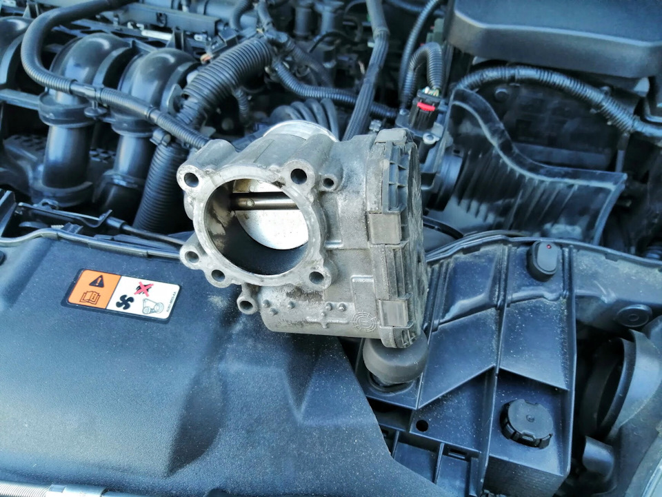 Дроссель не чищен года три, а может и дольше. Обороты иногда немного плавают, но это уже не от грязи, а от старости ) — Ford Focus Hatchback III