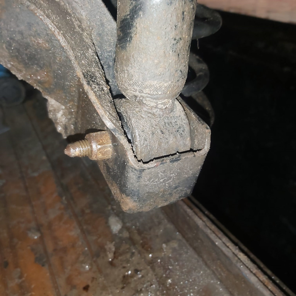 Стуки в задней подвеске. Замена опор задних пружин Polo sedan ...