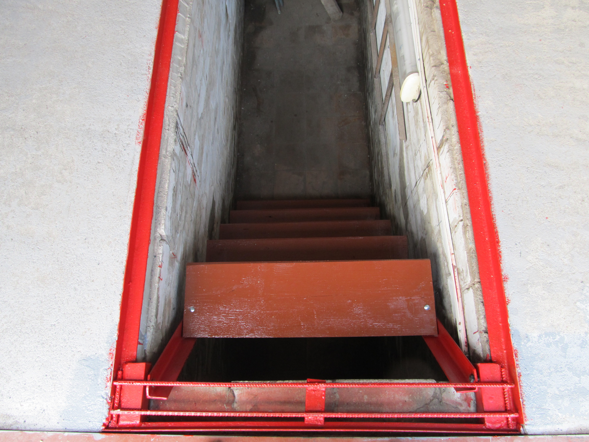 Ремонтная яма. Гараж смотровая яма спуск сбоку. Лестница в смотровую яму. Лестница в смотровую яму в гараже. Уголок на смотровую яму.