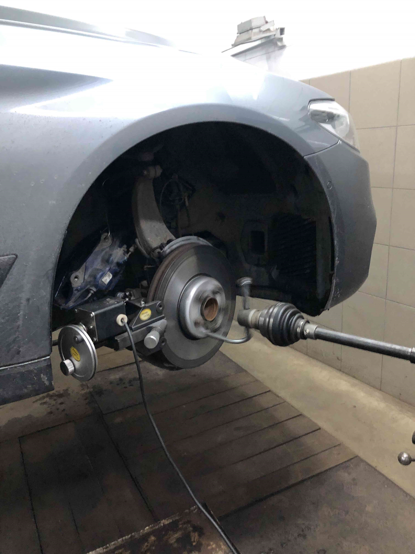 "Повело" передний тормозной диск — BMW 5 series (G30), 2 л, 2017 года ...