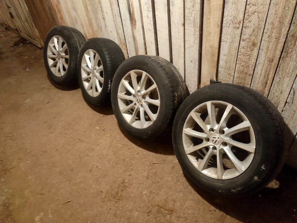 Литые диски Volkswagen 7Jx16 ET45 5x112 на Volkswagen Passat B6. Б/у ...