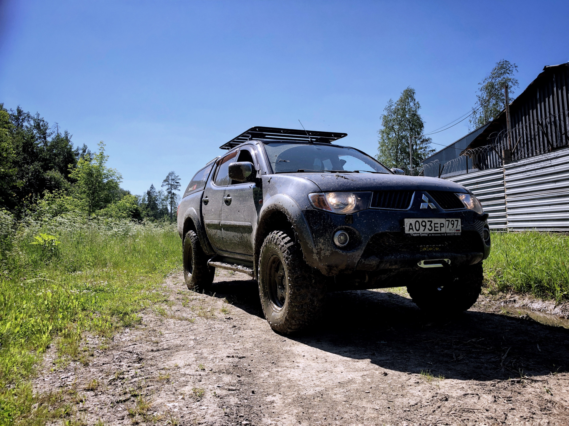 Черный л 200. Mitsubishi l200 на 33 колесах. Л200 на 33 колесах. L200 на 33 колесах. Митсубиси л200 на 33 колесах.