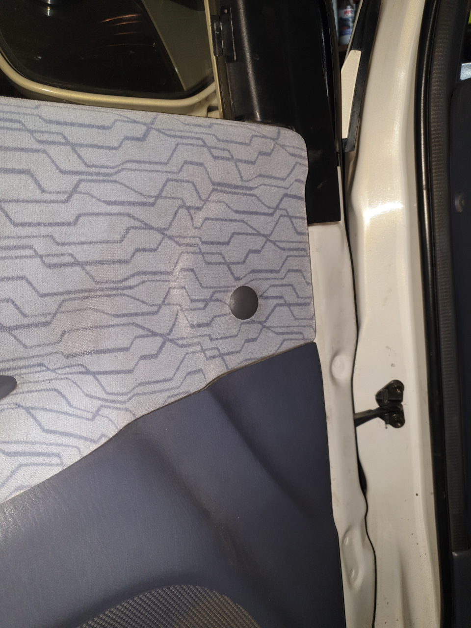 Рассмотрев комплект приступаем к замене. Для начала нужно снять дверную карту, для этого нужно снять заглушку и японский шуруп. — Toyota Ipsum (10)