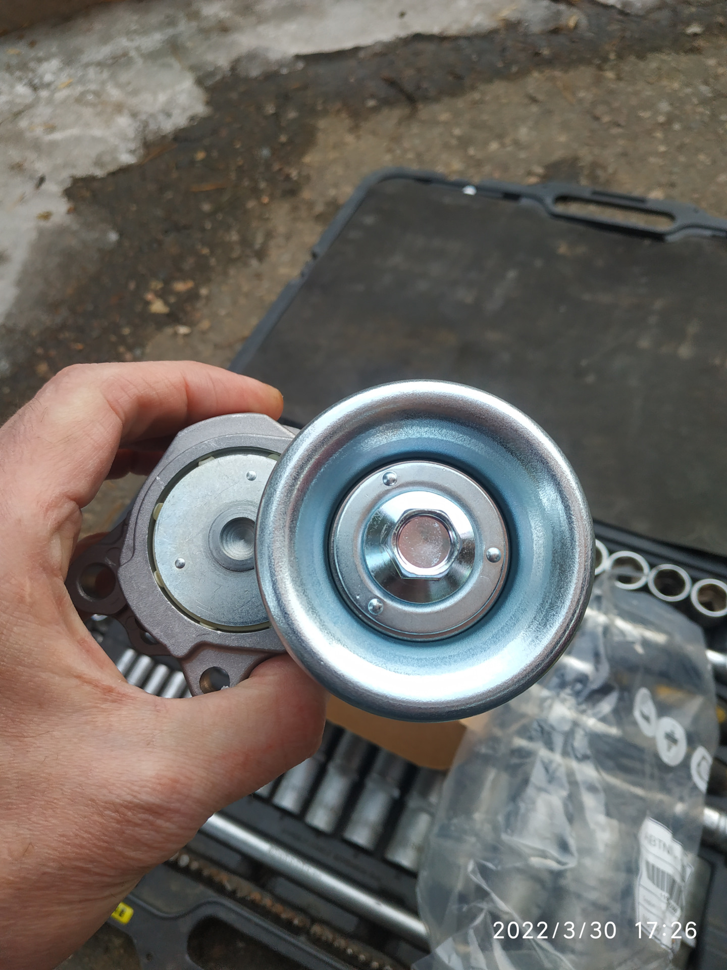 Замена натяжителя приводного ремня. — Nissan Tiida (1G), 1,5 л, 2005 ...