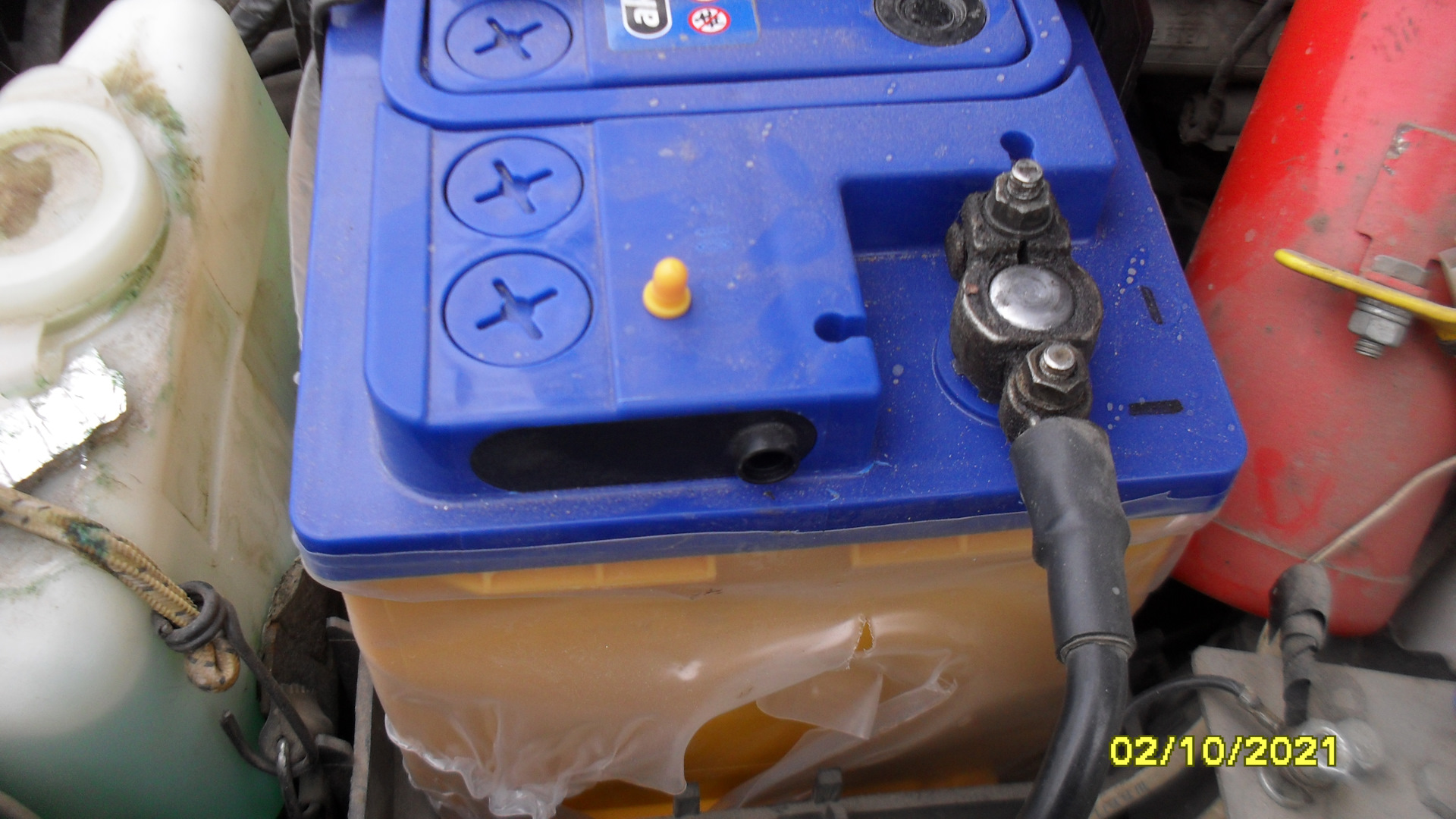 Колпачок акб аком. Akom аккумулятор отвод газов. Удалить заглушку на аккумуляторе. Заглушка аккумулятора аком для автомобиля. Заглушка аккумулятора аком для автомобиля.