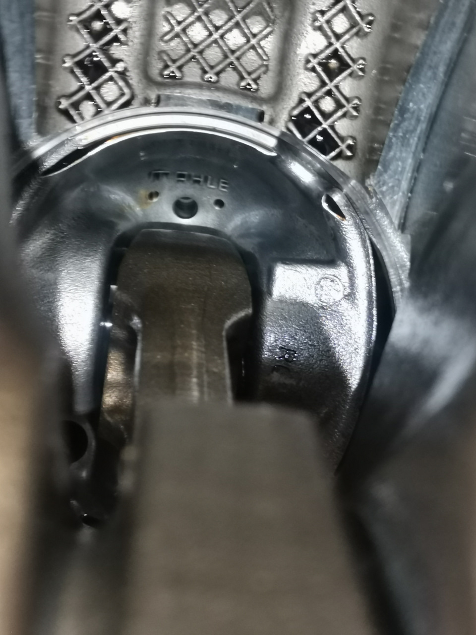 Попутно разглядываем мотор снизу. Поршни стоят MAHLE — BMW 5 series Gran Turismo (F07)