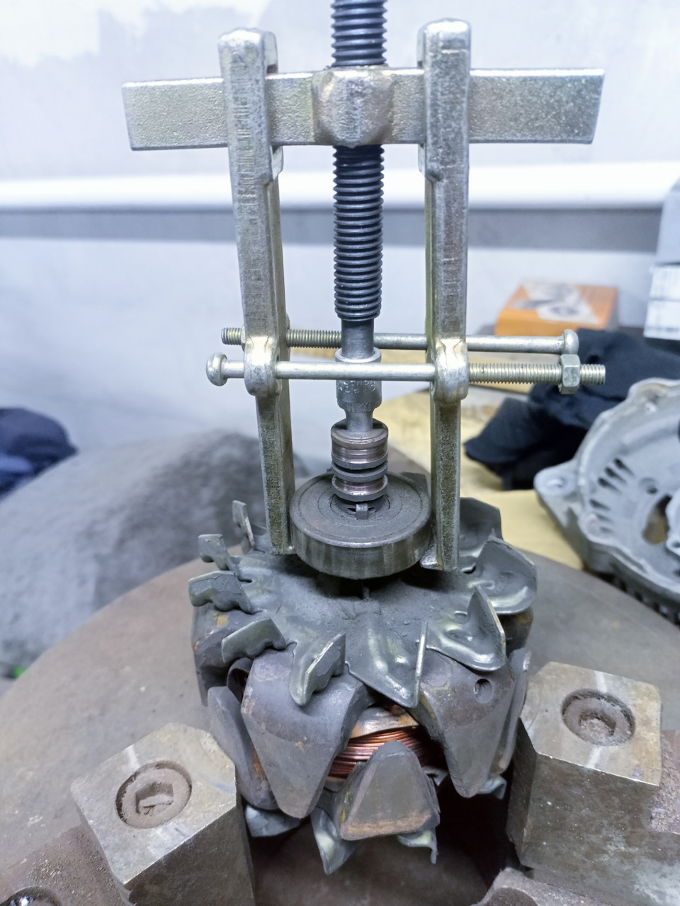 снял подшипники, были ещё орига, ранее в гену никто не лазил — Audi A6 (C4)