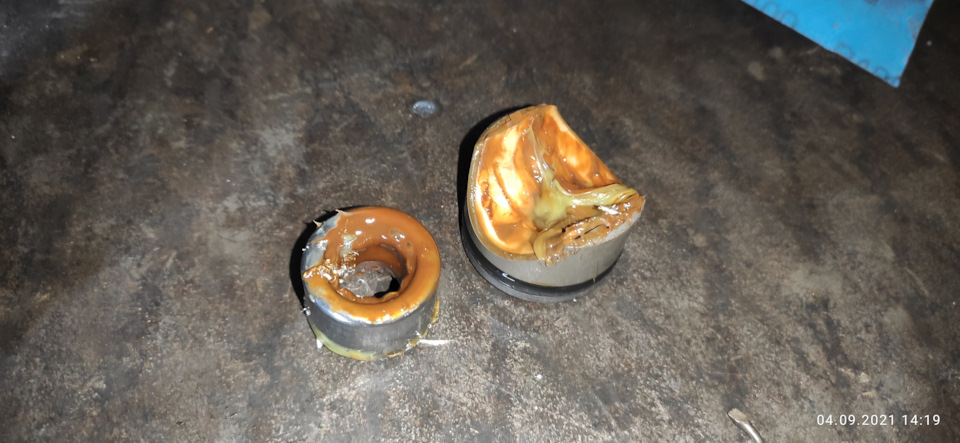 Родная поджимная втулка и подшипник. Смазка смешалась с ржавчиной. — Lada Vesta (1G). Запчасти на фото: O92021