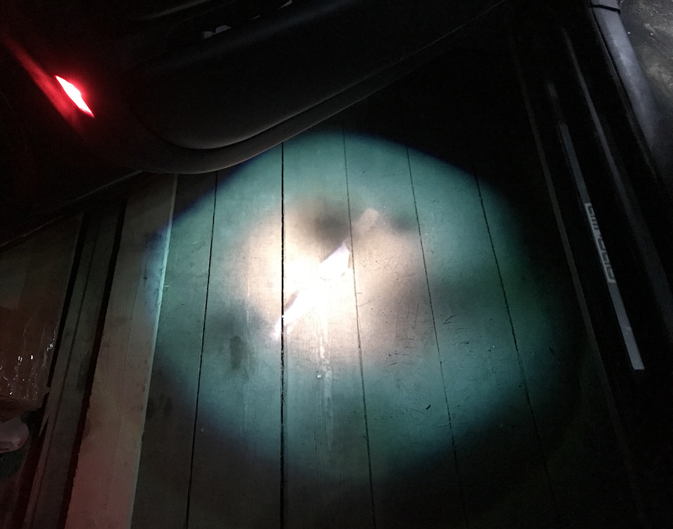 Обратил внимание что выгорела подсветка водительской двери 🤦🏼‍♂️издержки прошлого ремонта при замене ДВС. — Audi Allroad (C5)