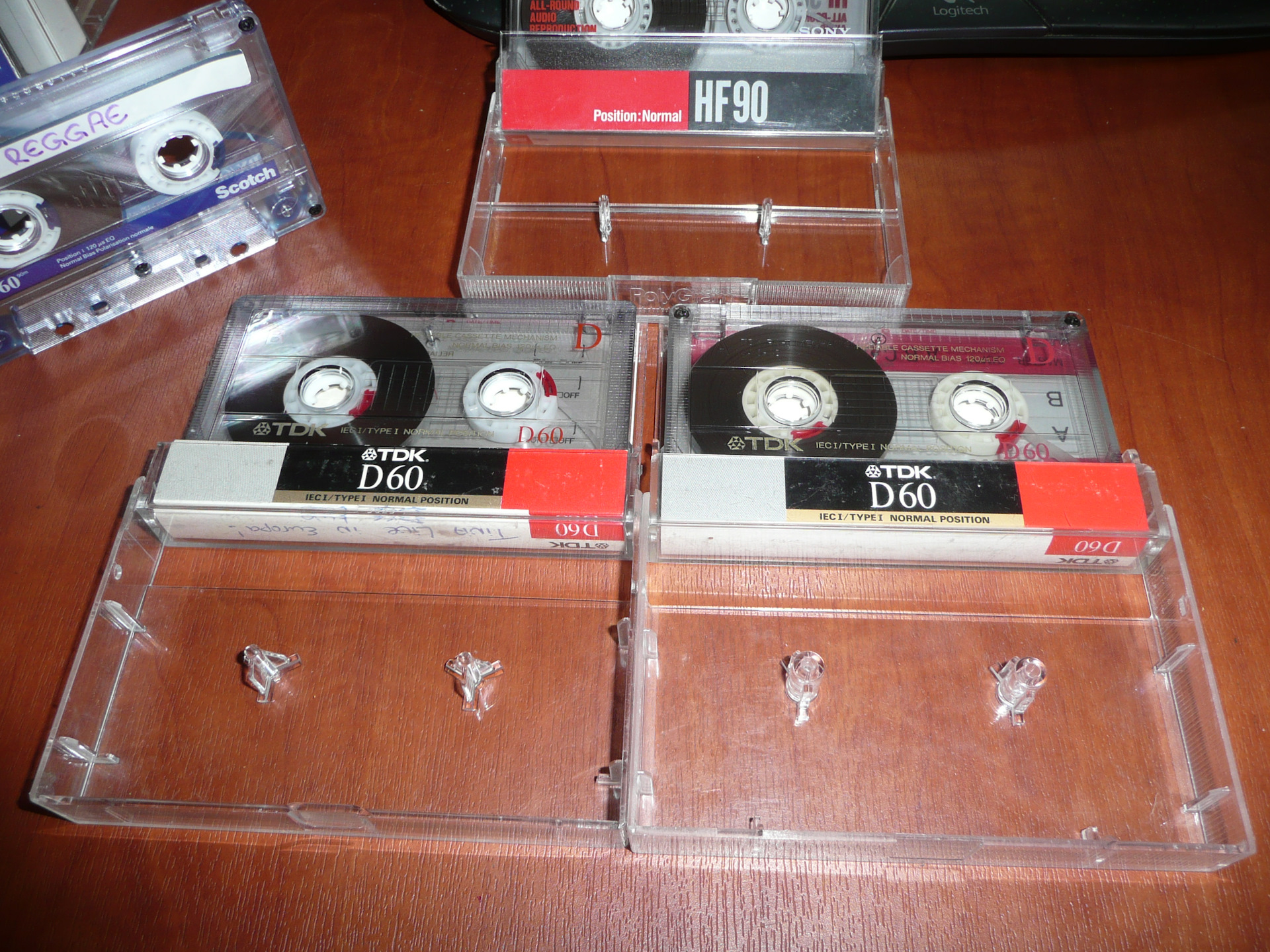 Кассеты 18. Магнитофонная кассета немецкого. Немецкий кассетный магнитофон. Немецкие видеокассеты. Декор с кассетами для магнитофона.