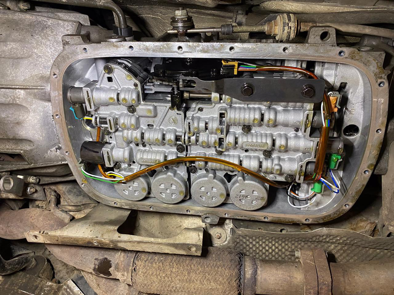 Замена масла акпп е39. 5l40e АКПП масло. Volvo GM АКПП. E46 АКПП GM масло течет с обратки. Хайма 3 замена масла в АКПП