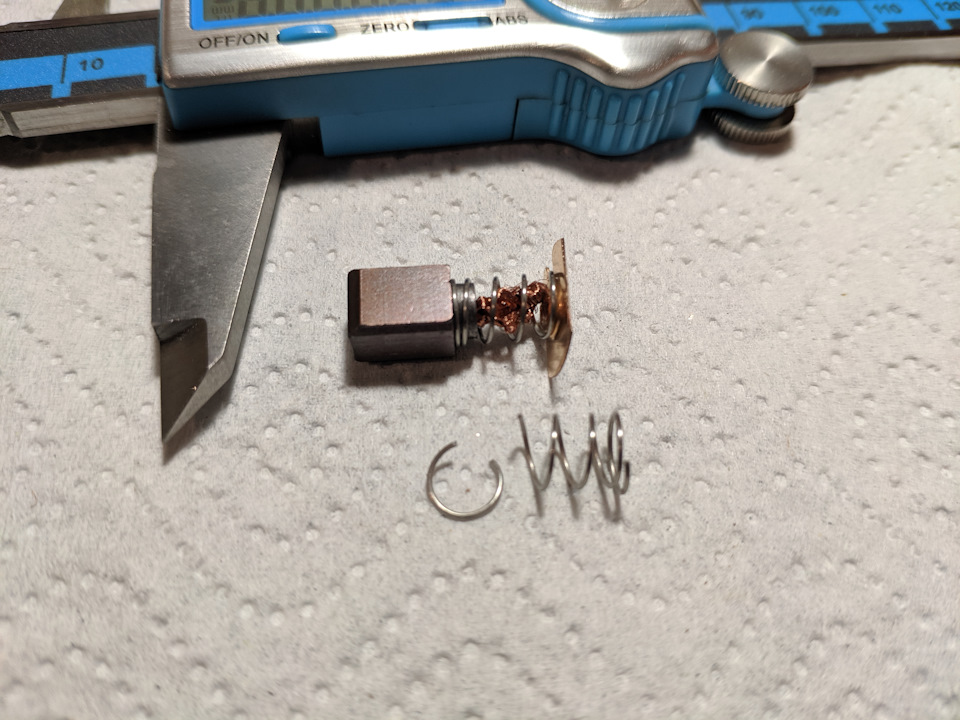 Если оригинальная пружина не сохранилась, то оставляем пять витков пружины, которая уже установлена на щетке Autostop, а остальное удаляем — Opel Astra H