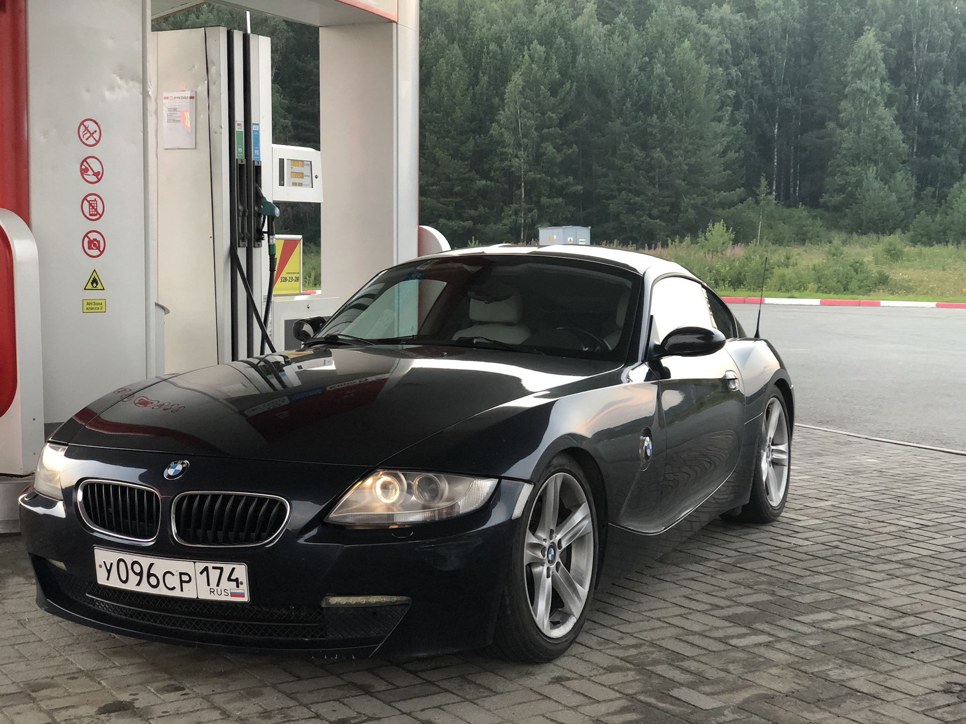 BMW z4 Black Coupe