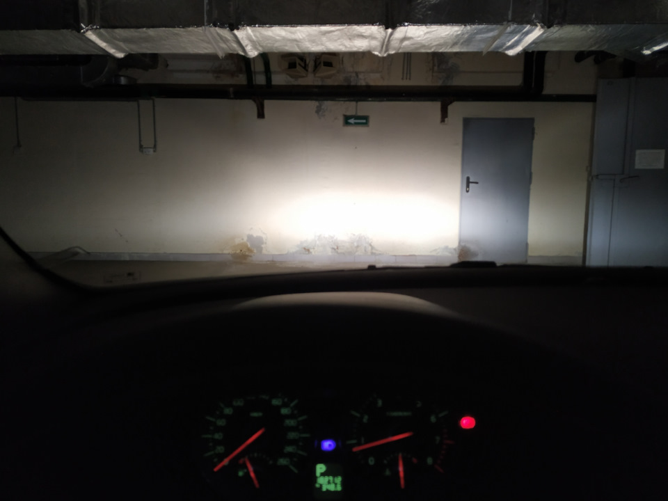 Замена отражателей в фарах — Volvo V50, 2,5 л, 2008 года | своими ...