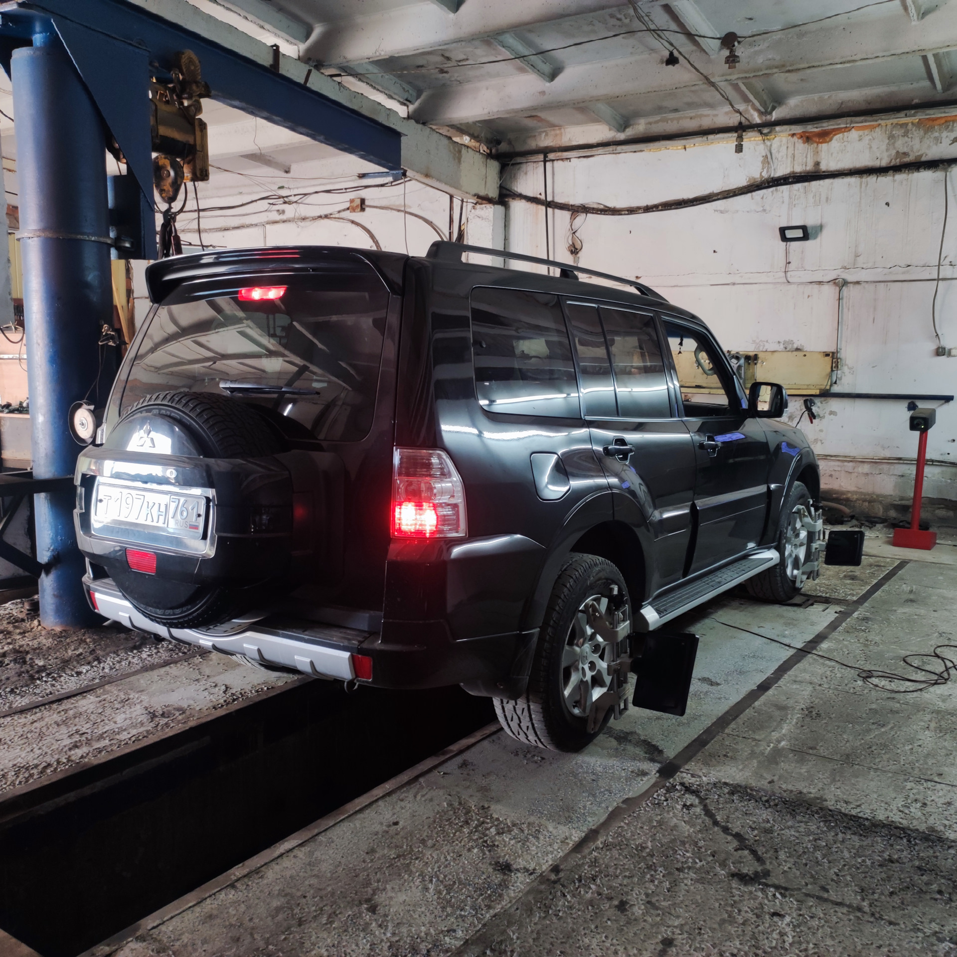 Сервис паджеро. Специализированный сервис митсубиси. Mitsubishi pajero обслуживание. Паджеро 4 на подъемнике. Клубный сервис митсубиси паджеро.