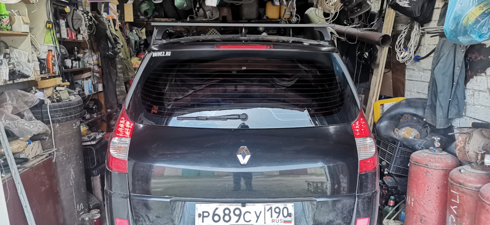 Отклеилось стекло двери багажника — Renault Scenic II, 1,5 л, 2008 года ...