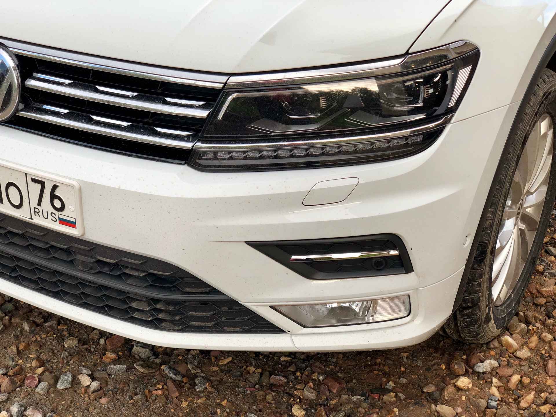 Бампер тигуан. Бампер r line Tiguan 2019. Фольксваген Тигуан 2 бампер. Накладки r line Tiguan хром бампер. Тюнингованные бампера на Тигуан 2017.