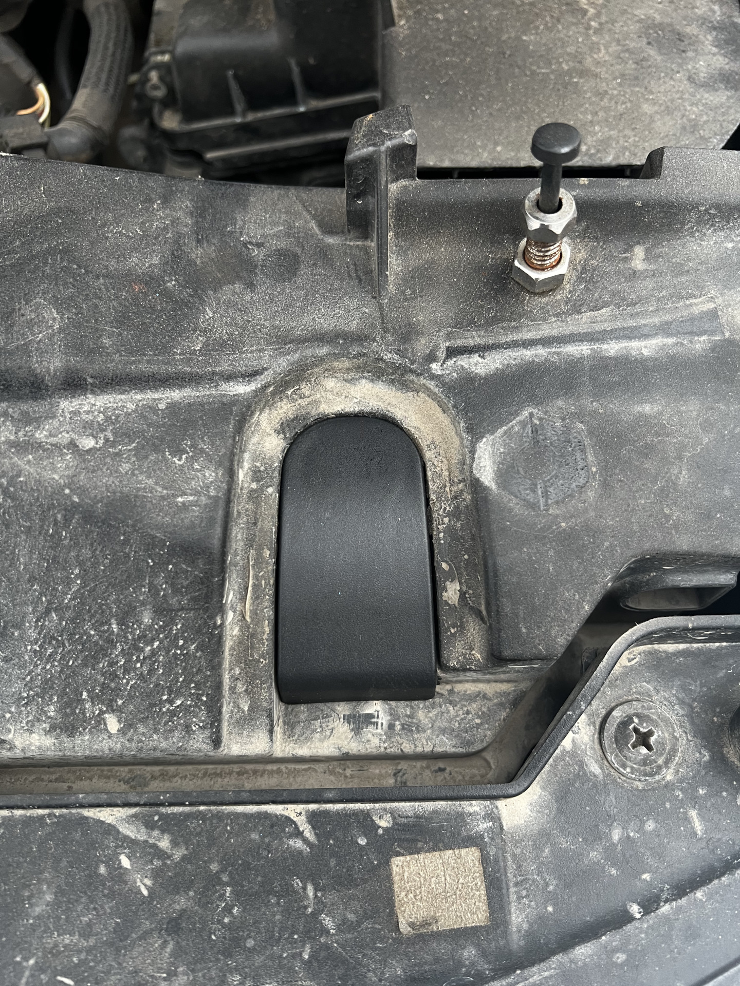 Амортизаторы багажника и заглушки радиатора Mazda GH — Mazda 6 (2G) GH ...