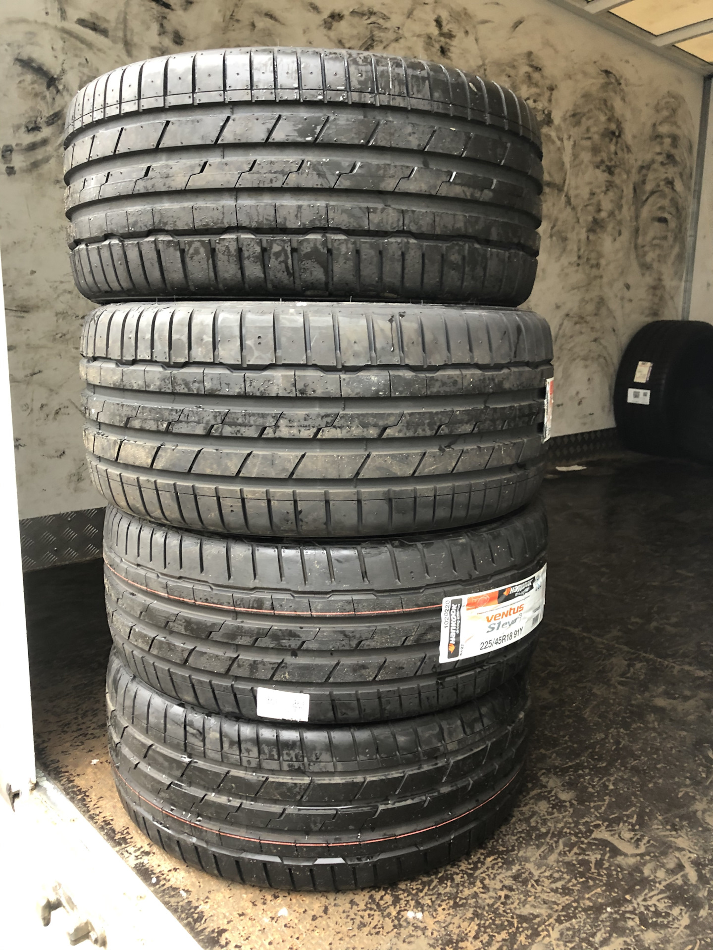 Ventus s1 evo отзывы. Hankook Ventus s1 EVO 3 k127a. Ventus s1 EVO 3 k127. Hankook Ventus s1 EVO 3 k127a этикетка. Резина Мишлен 20 разноширокие на БМВ подарок.