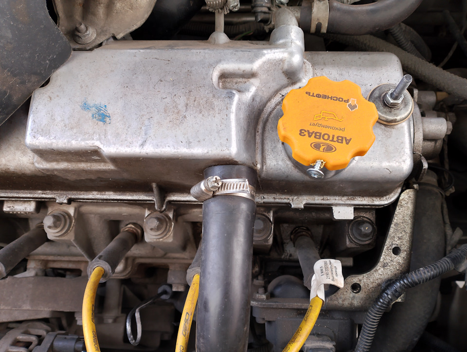 Как открутить сломанную крышку маслозаливной горловины на Лада Гранта ...