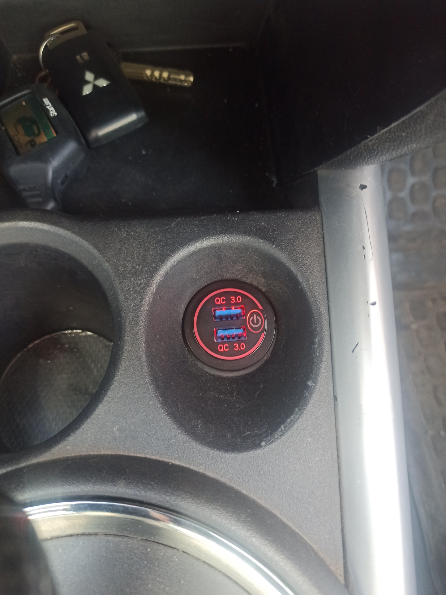 Быстрая зарядка вместо прикуривателя. — Mitsubishi ASX, 2 л, 2010 года ...