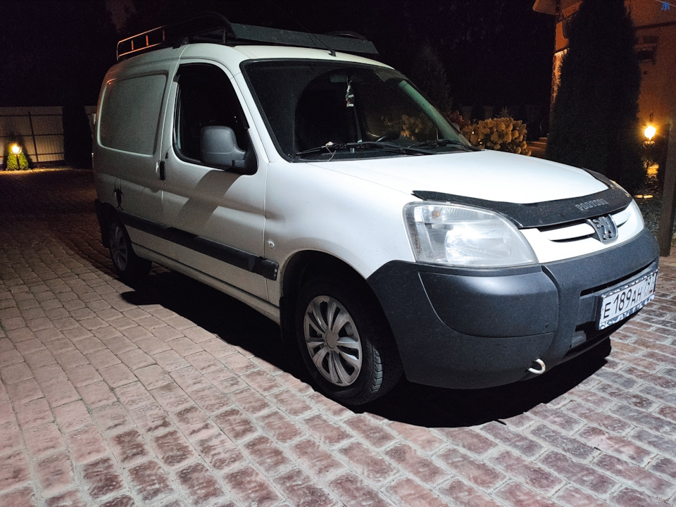 Ремонт peugeot partner. Ситроен Берлинго 2011. Peugeot partner с 2008 г.в белый фон
