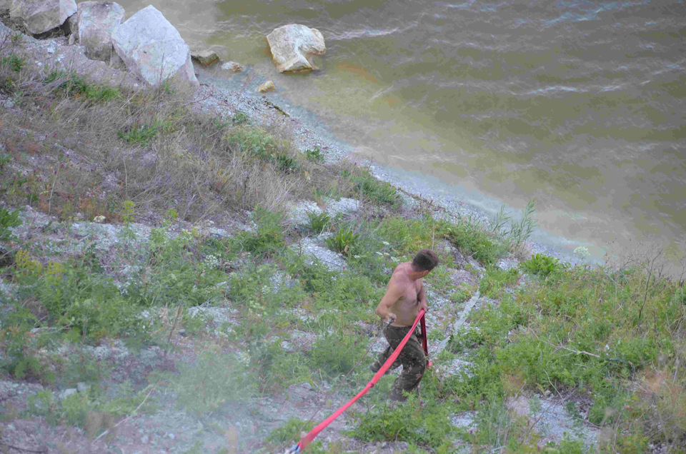 Так как идти купаться пешком лень после долгой дороги, мы достали из шмурдяка свои троса скрепили их между собой и прицепили к авто. Так мы спускались к воде и ни кто кроме нас там не плавал. Всего скрепили 5 тросов, а иногда даже лебедкой тянули))) — Great Wall Hover
