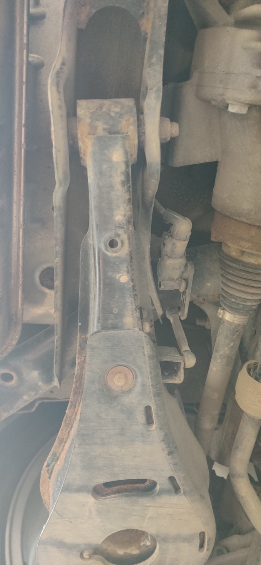Или вот вид снизу левого рычага здорового Тигуана. — Volkswagen Tiguan (1G)