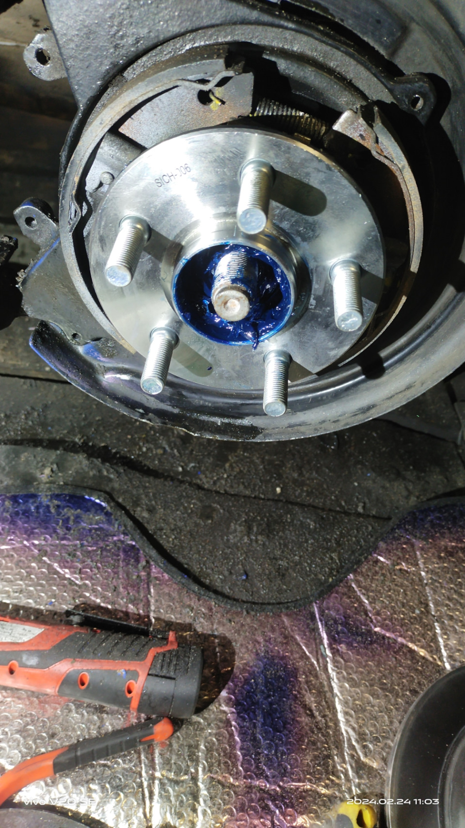 Ступица на месте — Chrysler Sebring (2G). Запчасти на фото: 0240224