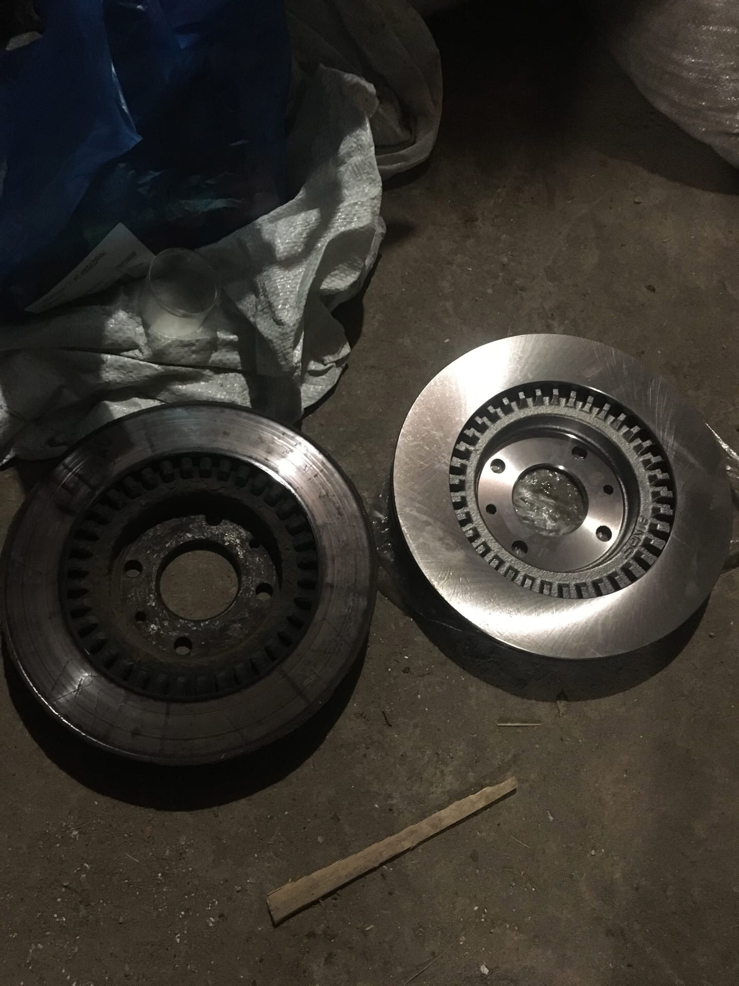 Замена всех тормозных колодок и передних тормозных дисков — Lada Приора ...