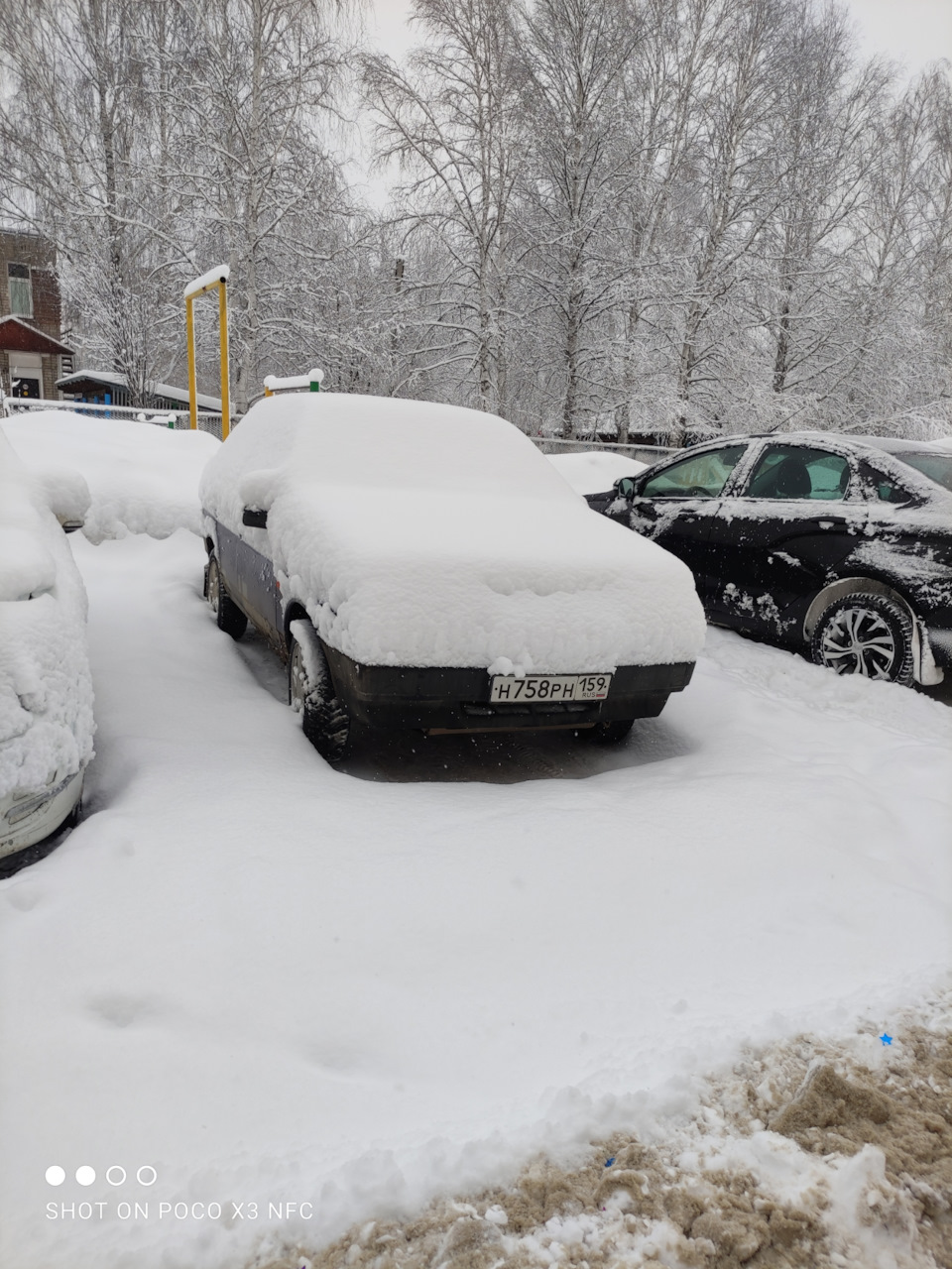 Машина зимой. Езда по снегу. Езда по снегу. Bmw m5 snow. Мерседес 210 дрифт на снегу.