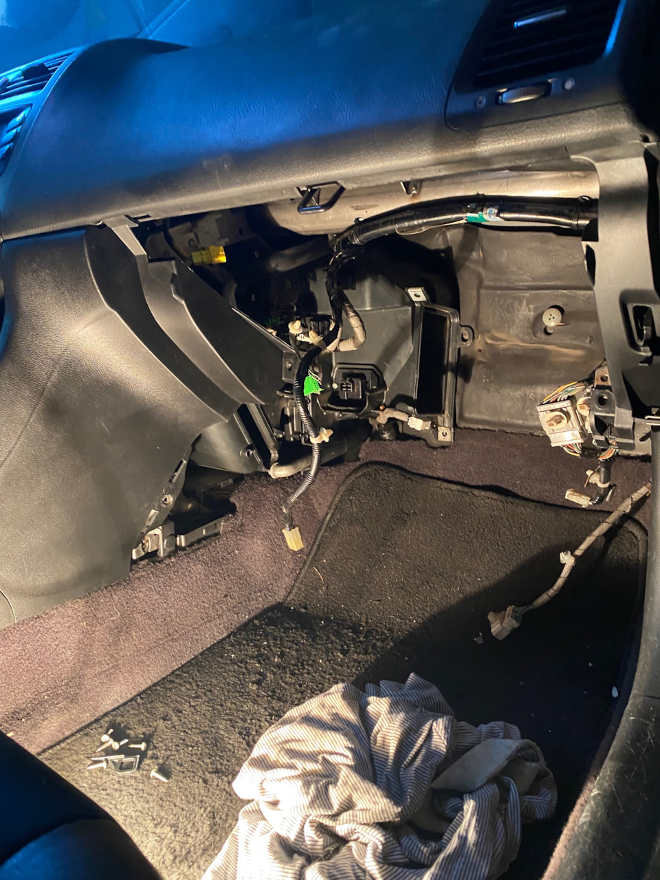 Вот такая картина перед вами. Теперь можно без всяких трудностей снять воздуховод который дует в ноги пассажира. И спокойно снимать сам радиатор. — Honda Accord (7G)