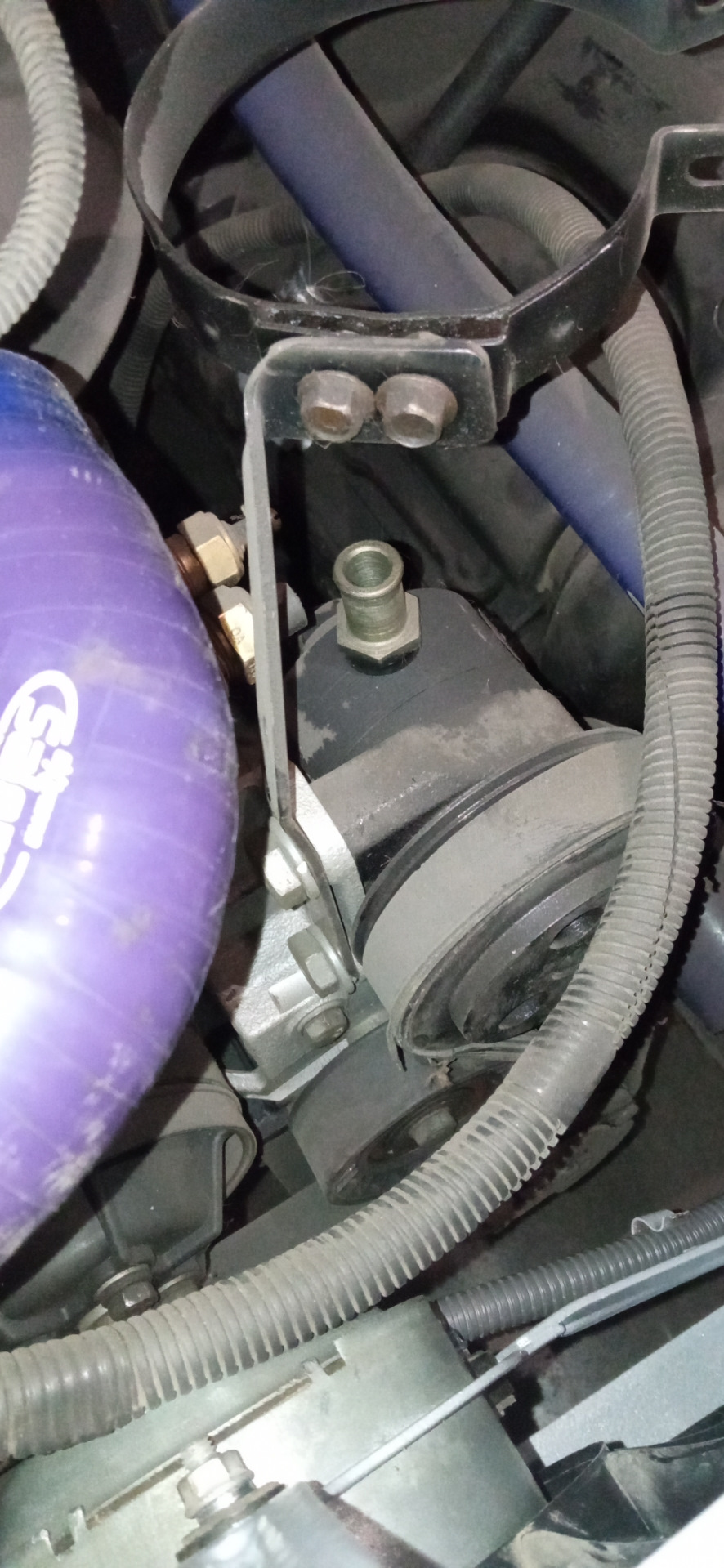 Крепление бочка ГУРа — ГАЗ 3102, 2,3 л, 2007 года | своими руками | DRIVE2