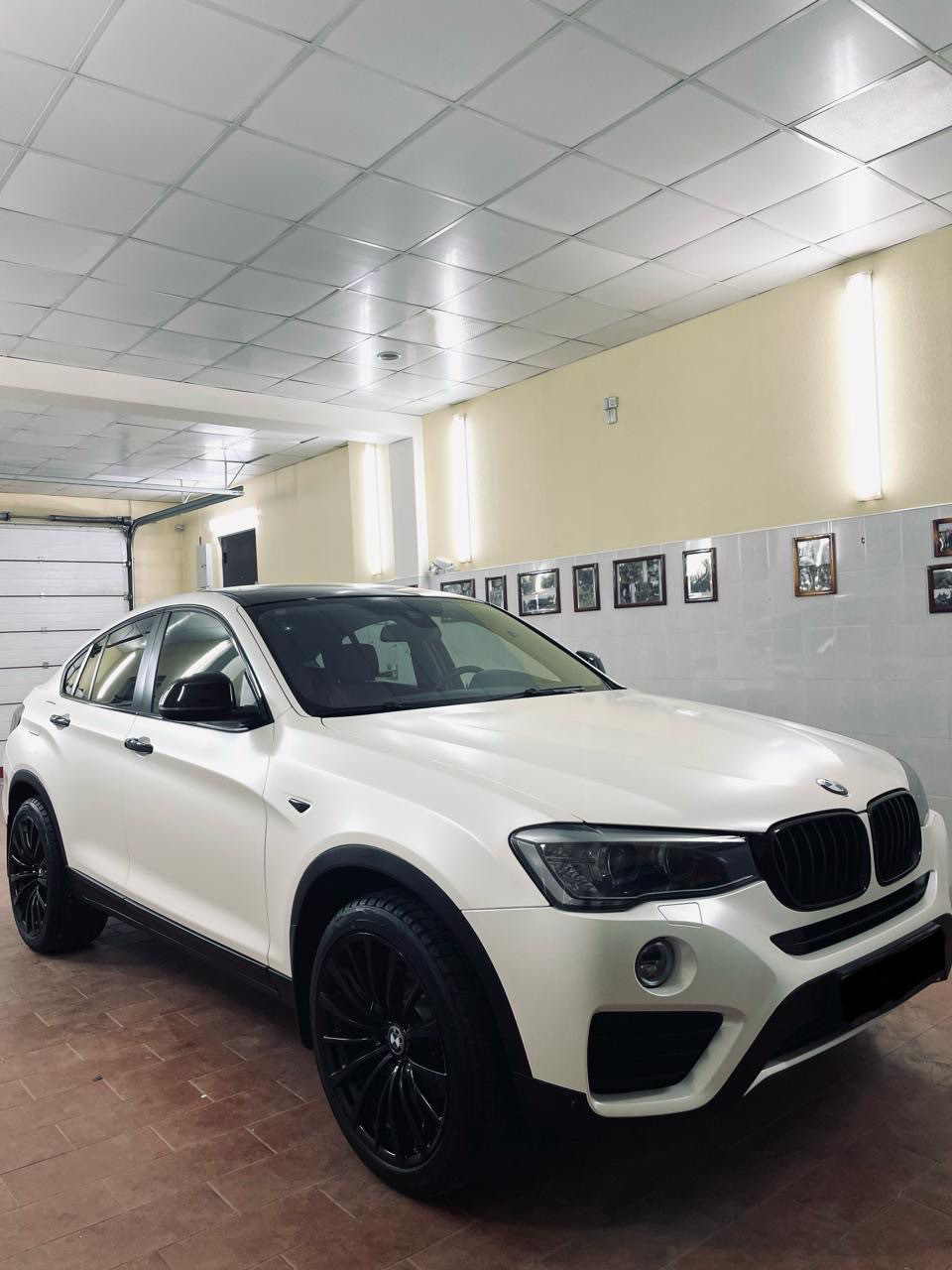 Оклейка BMW X4 f26 в белый мат пленкой AVERY Satin — Pearl White — DRIVE2