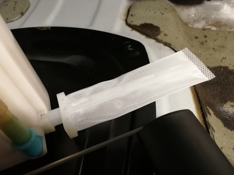 Кстати, при снятии этого фильтра нужно быть очень аккуратным, с двух сторон у него фиксаторы, которые очень легко сломать… Новый уже на месте) — KIA Pro_Ceed (2G)