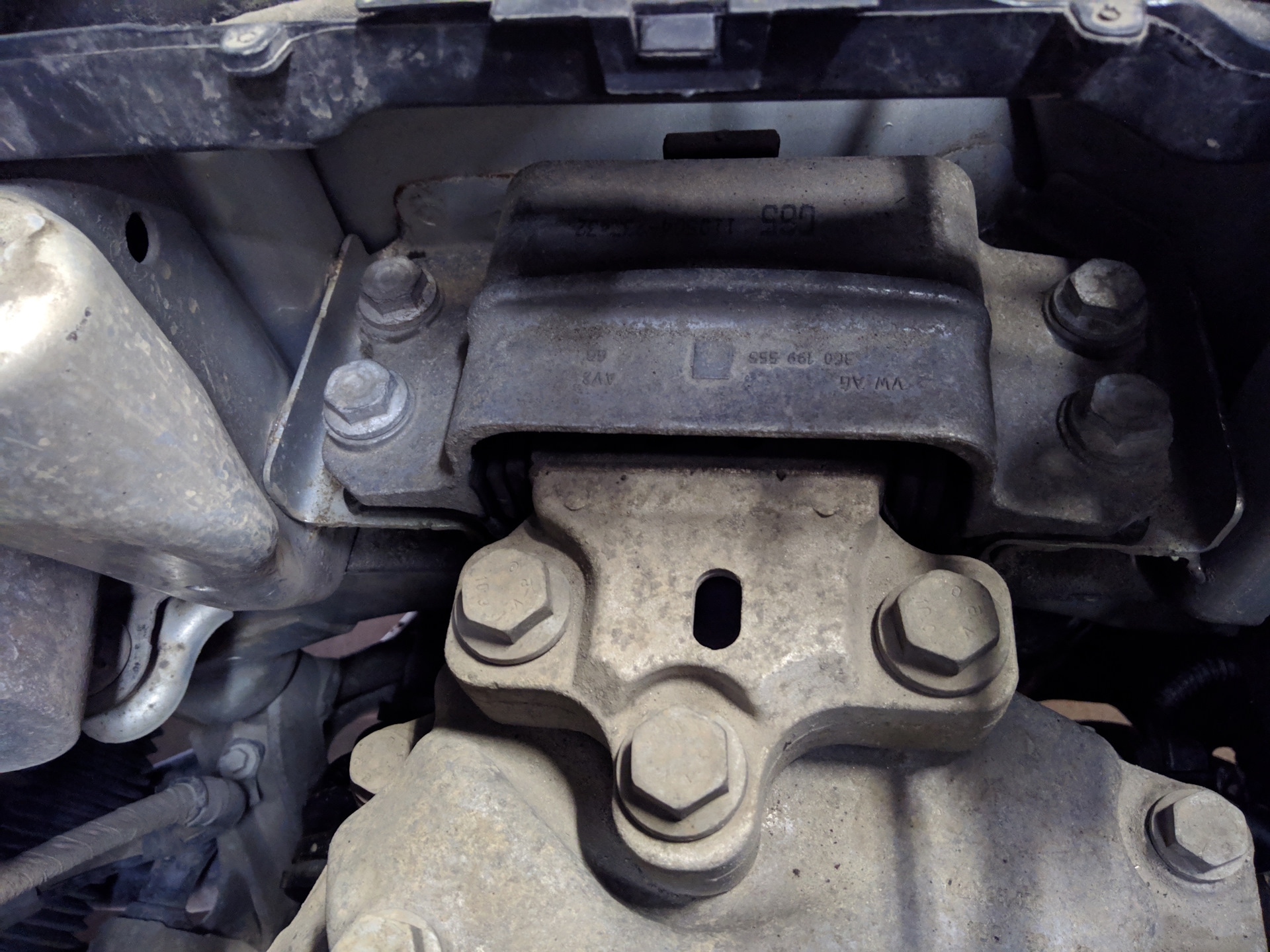 Подушка АКПП и муфта кардана — Volkswagen Tiguan (1G), 2 л, 2011 года ...