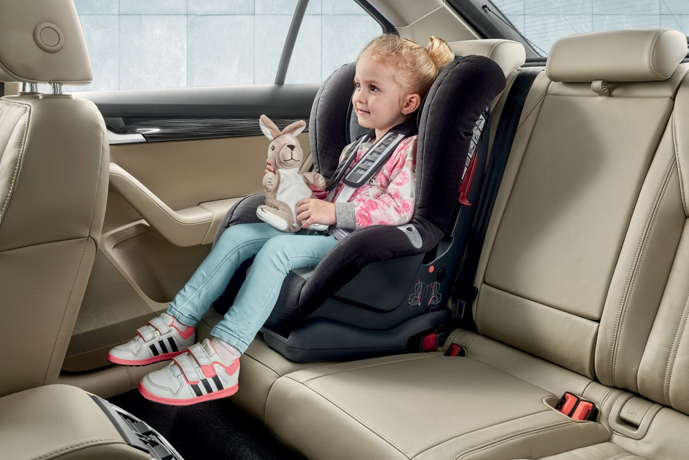 С какого возраста ребенок может ездить в машине без кресла в 2022 году?