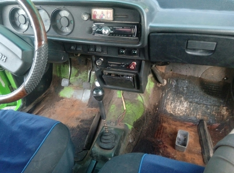 разборка салона, снятие ковролина — Москвич 2140, 1,5 л, 1981 года ...