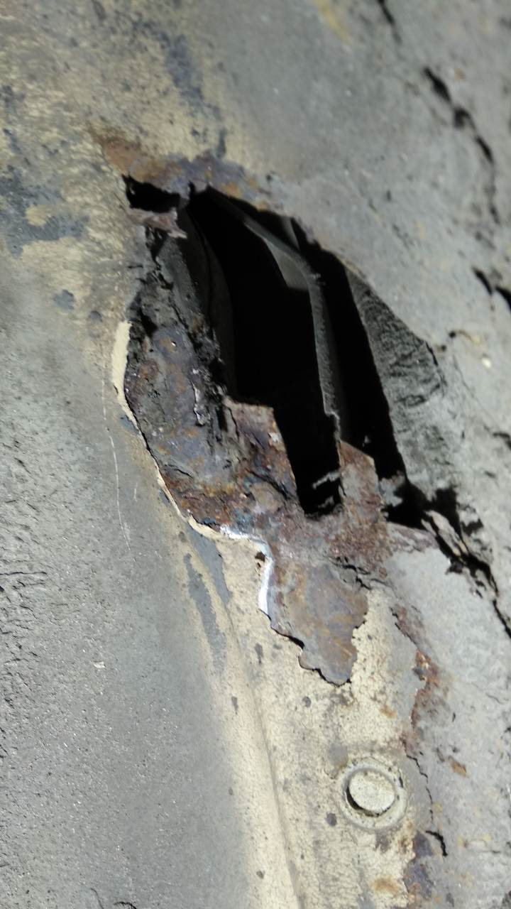 Днище бмв е34. Днище ваз 2101. Сорвало днище. Bmw e39 гнилая. Днище прикол.