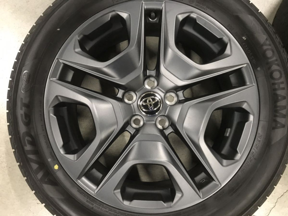 Шины летние Yokohama 235/55 R19, литые диски Toyota 7,5Jx19 ET40 5x114 ...